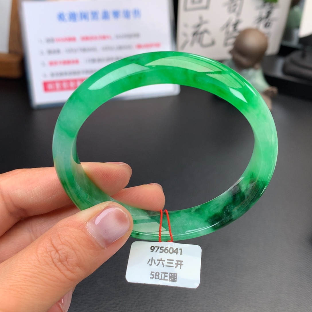 翡翠未镶嵌手镯种老肉细满色阳绿【后台询价】