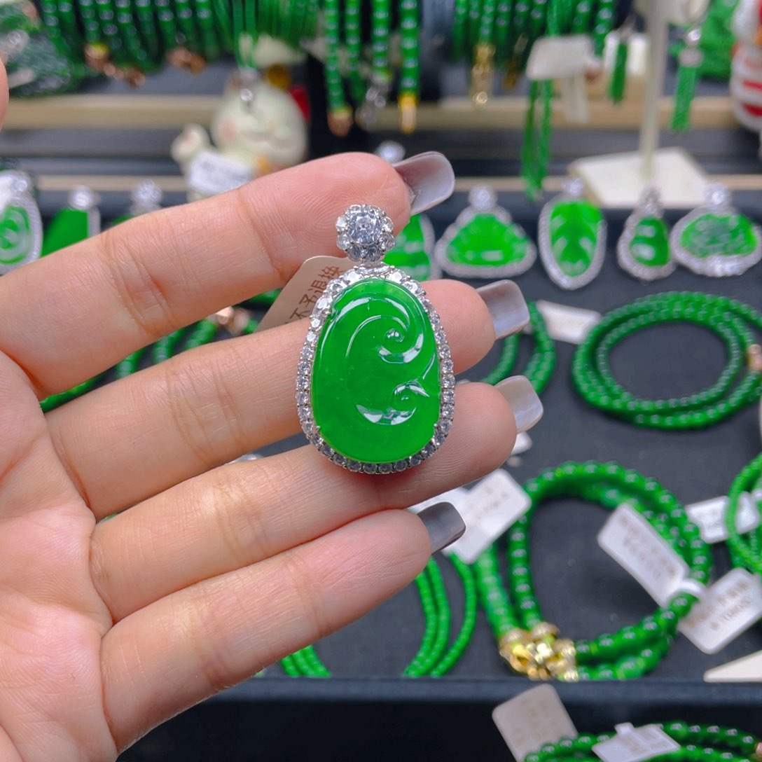 颈饰未镶嵌翡翠如意