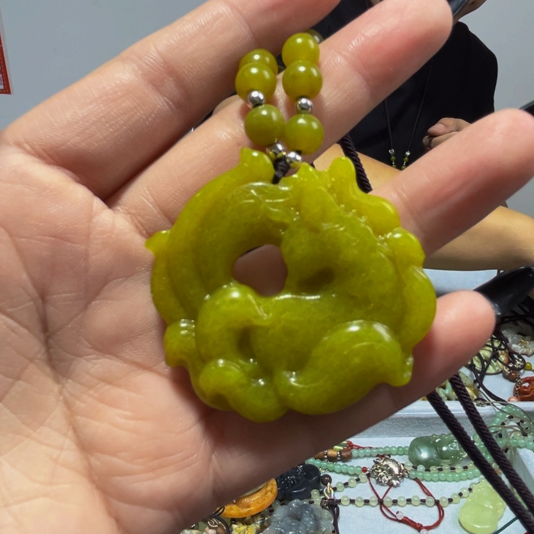 蛇纹石玉未镶嵌颈饰