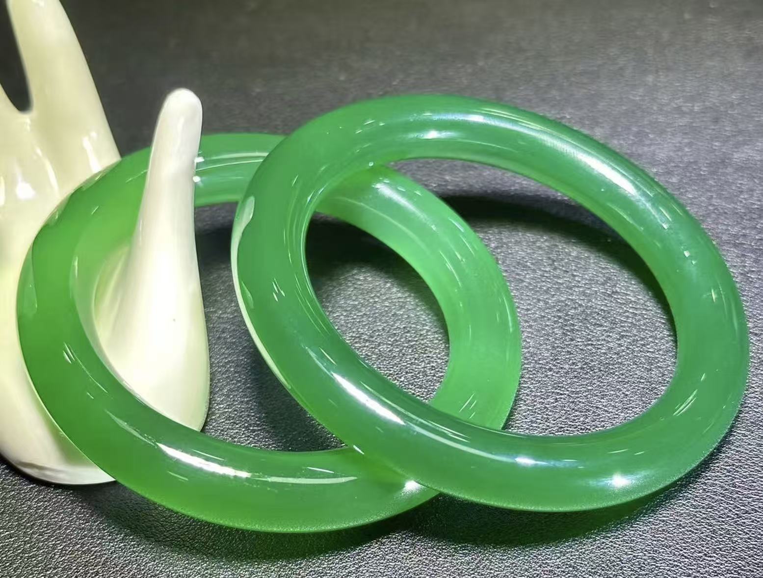 q-S6139-青碧冰芙蓉玛瑙绿圆条手镯-多样性发货只发一件