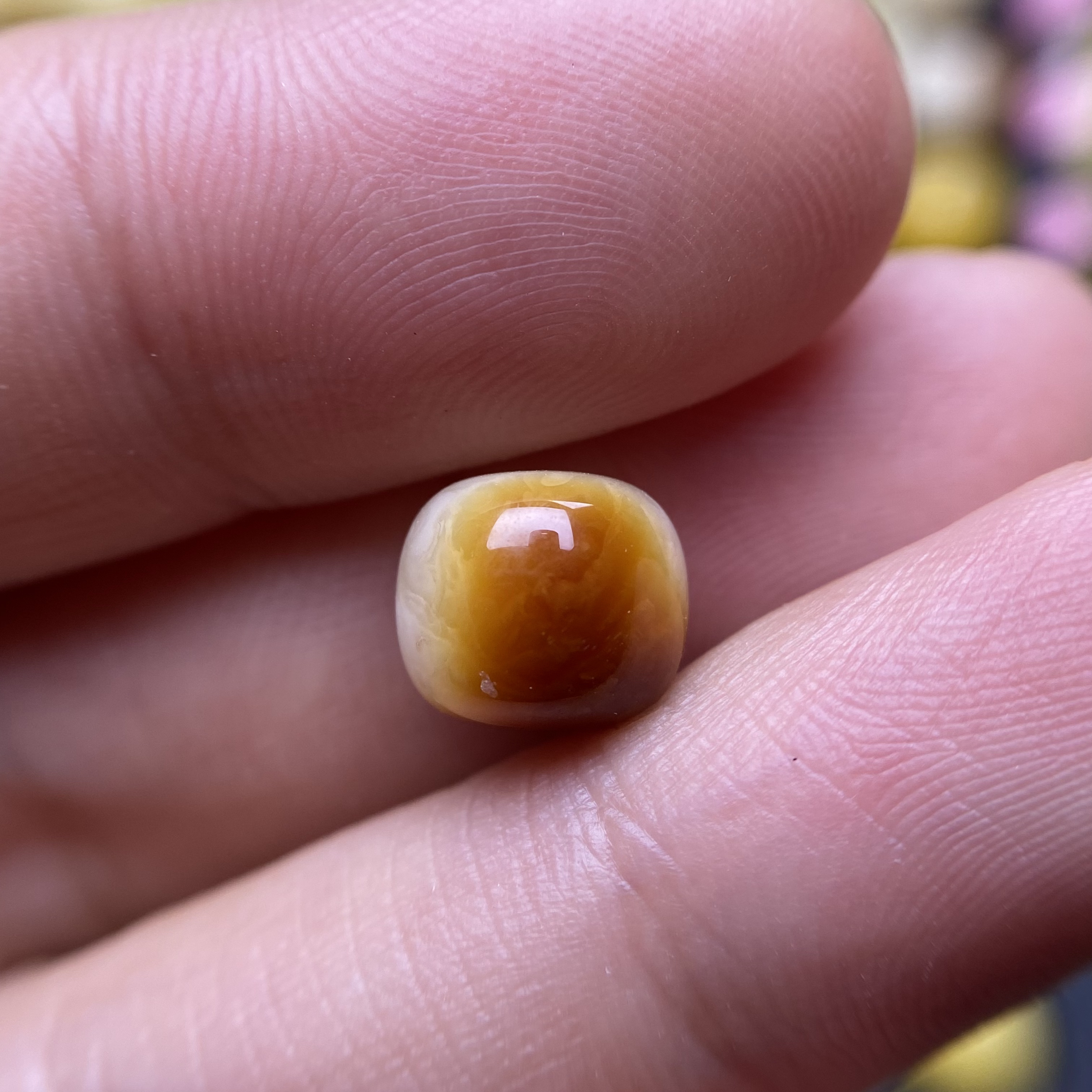 蜜蜡沁色飘花老型配饰9.1×8.0mm，品质如图，无优化保天然