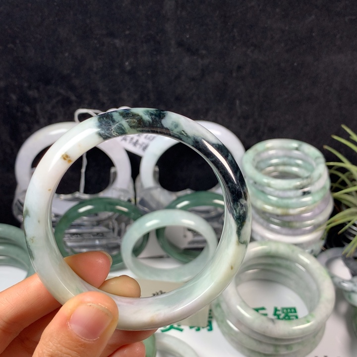 翡翠未镶嵌手镯20号。 57.5圈