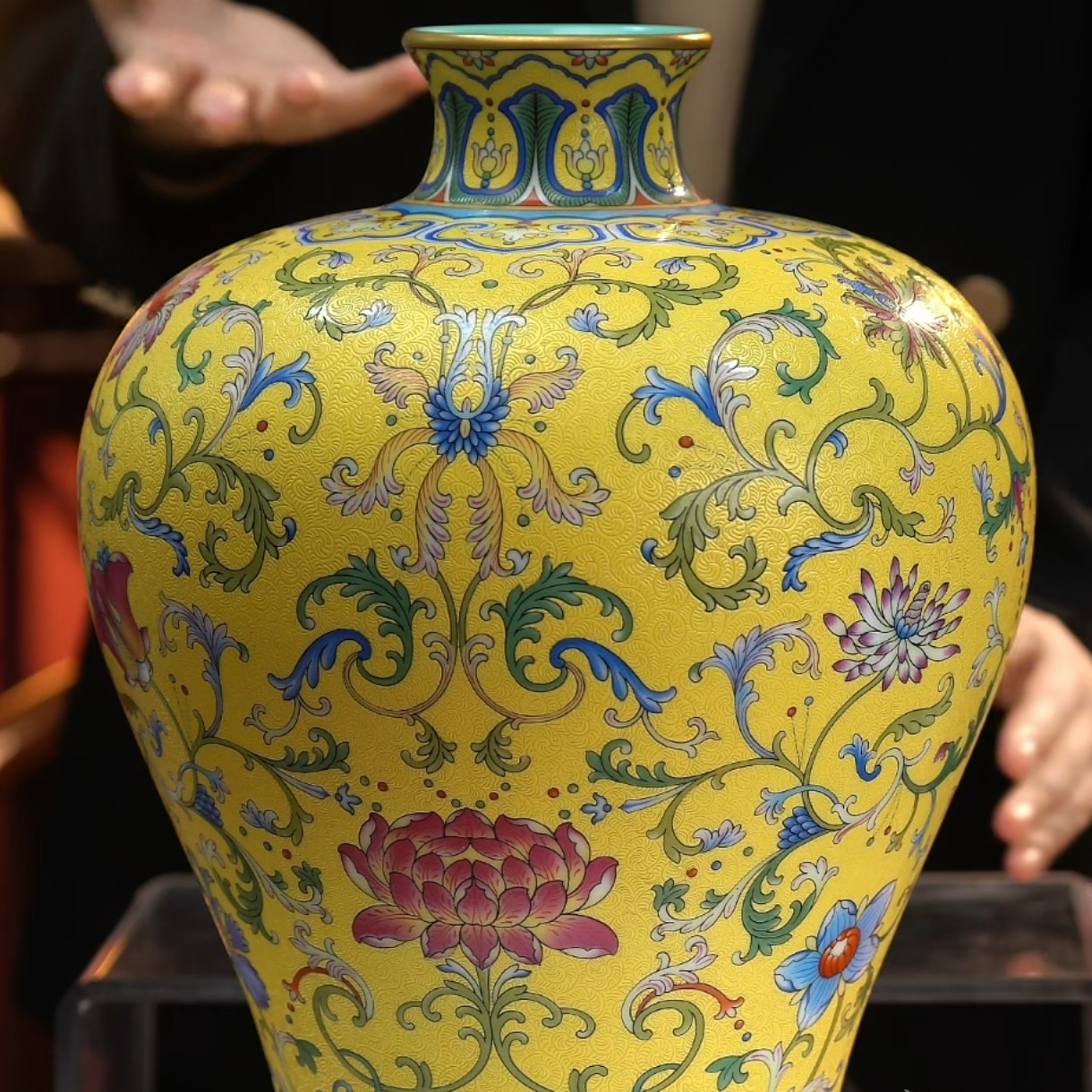 黄地粉彩缠枝花卉纹梅瓶