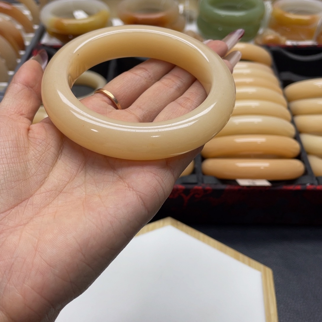 石英质玉手镯未镶嵌止*，