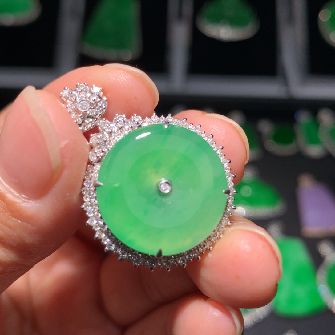 翡翠颈饰18K金镶嵌翡翠