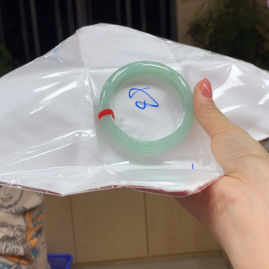 翡翠手镯未镶嵌不退不换