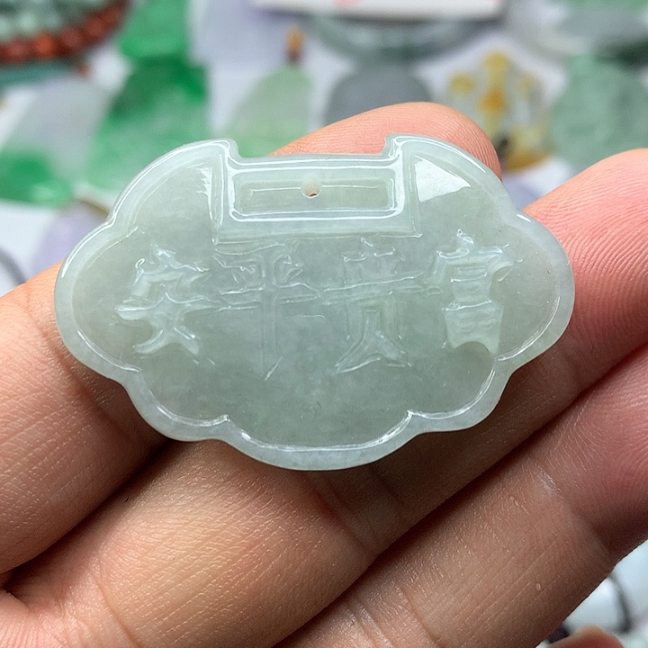 翡翠吊坠(赠链)未镶嵌