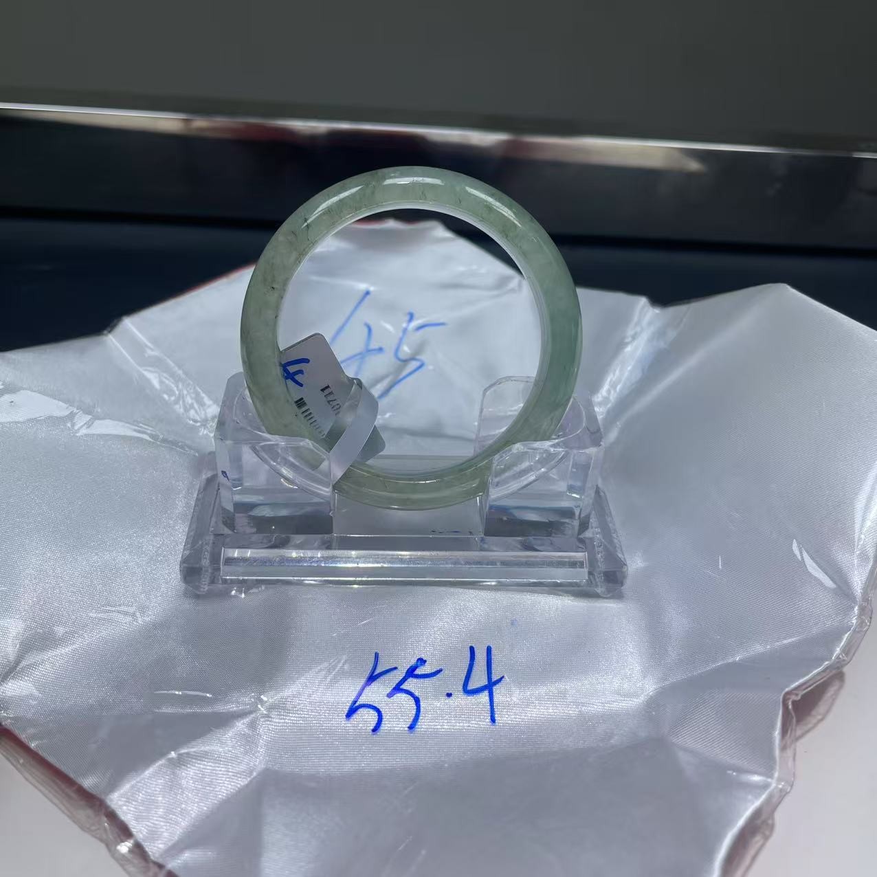 毛货手镯需精细抛光/45