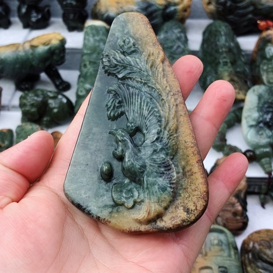 未镶嵌岫岩河磨玉（透闪石质玉）把件