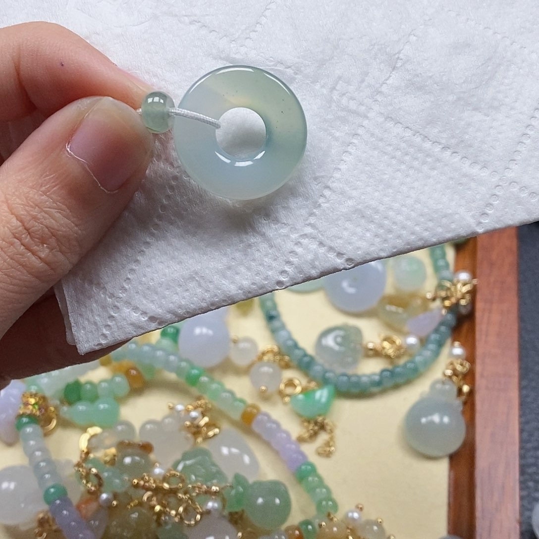 翡翠颈饰未镶嵌闪