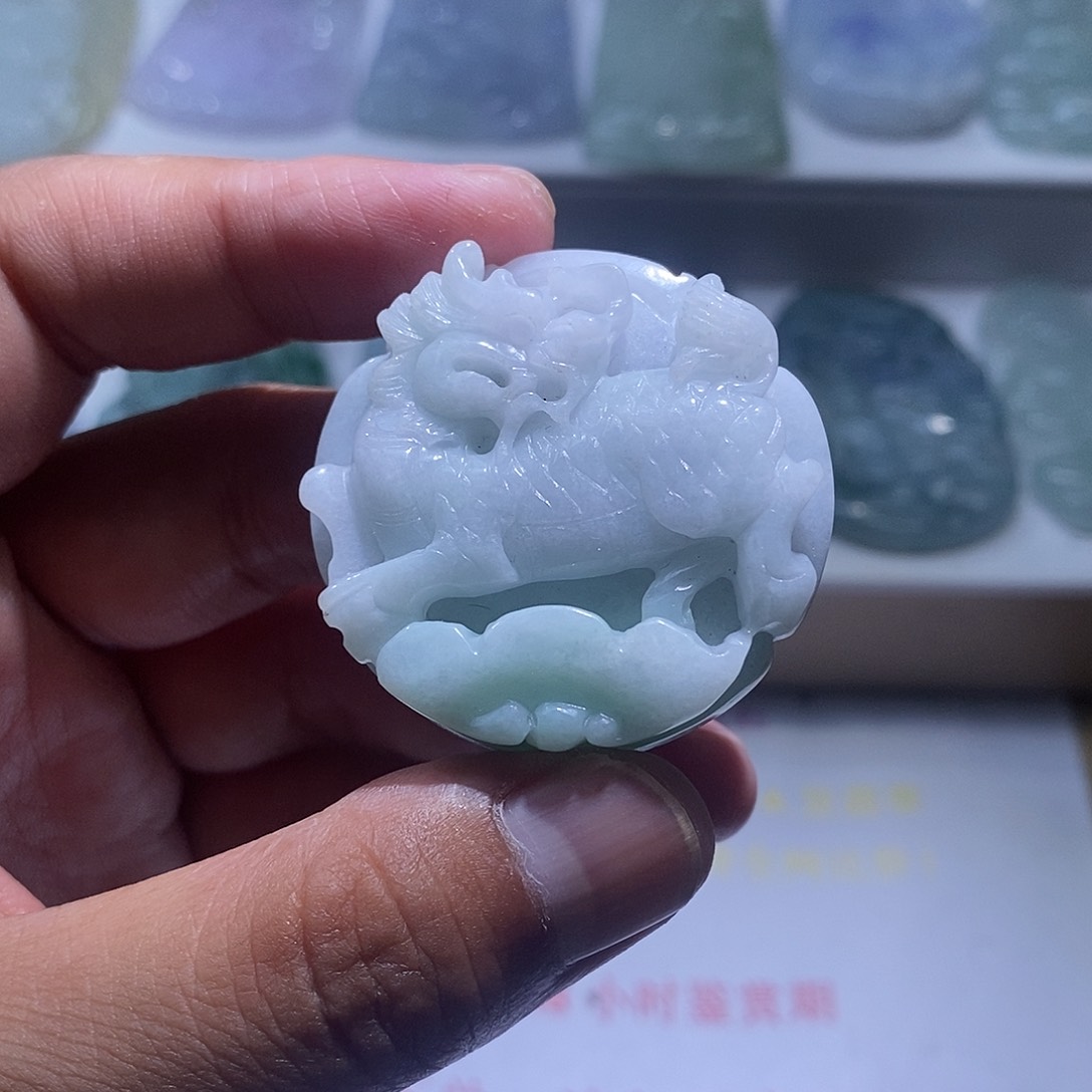 翡翠未镶嵌颈饰麒麟