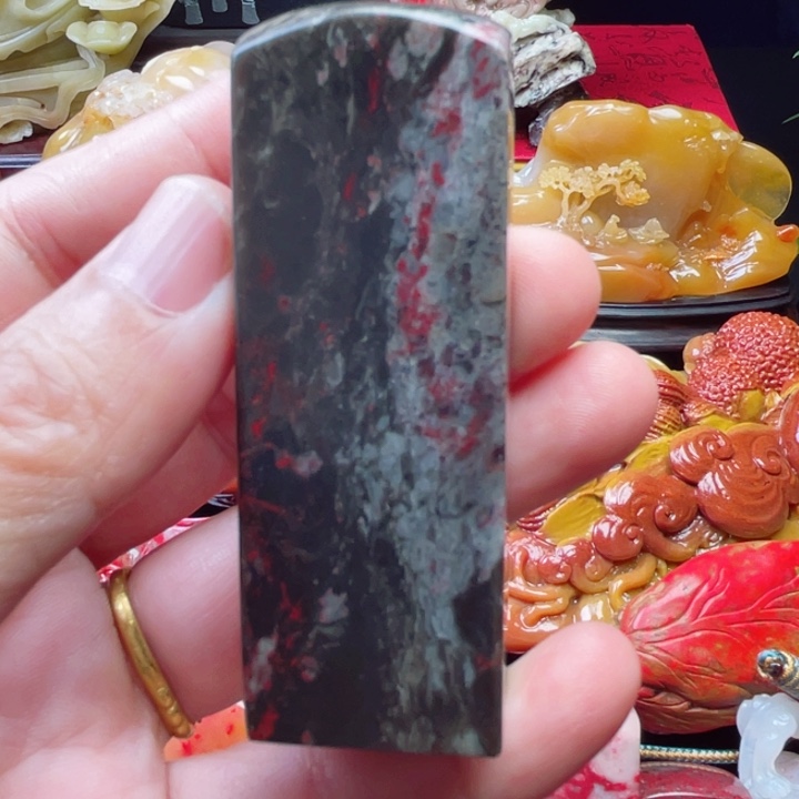 昌化鸡血石牛角地