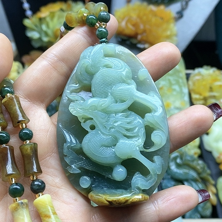 蛇纹石玉挂件未镶嵌