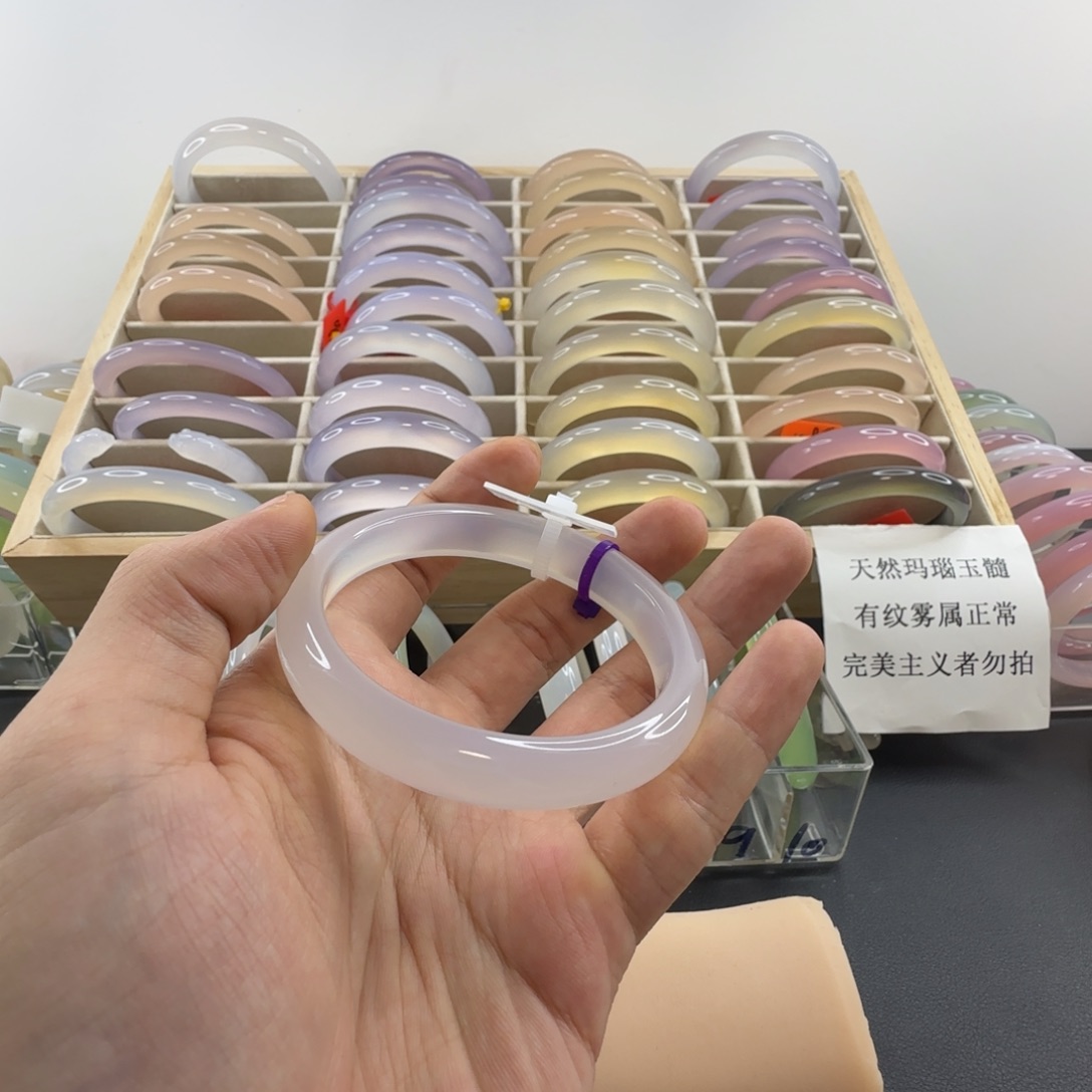 呆****玛瑙/玉髓未镶嵌手镯