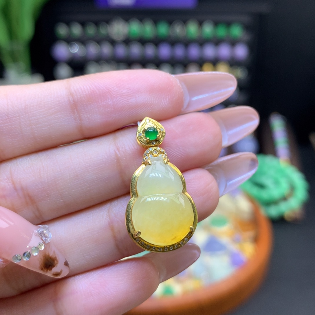 翡翠18K金镶嵌颈饰