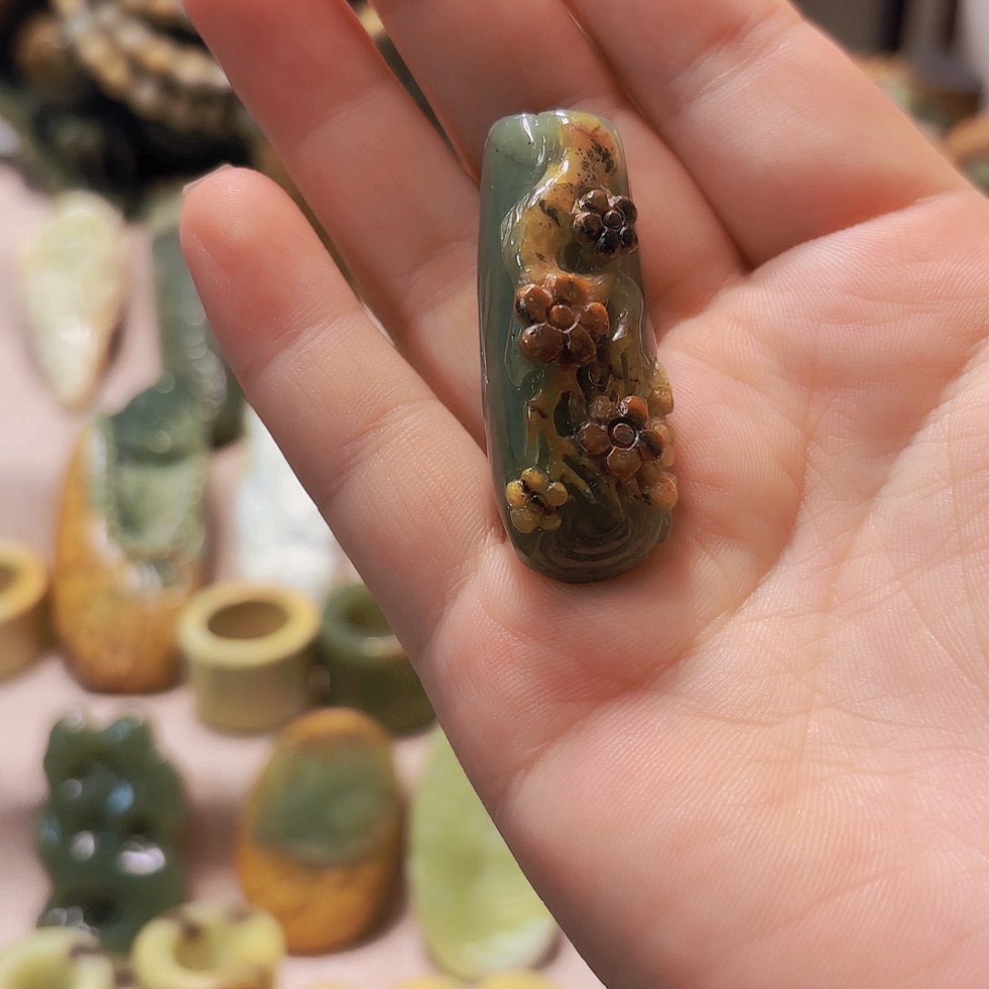 未镶嵌岫岩河磨玉（透闪石质玉）挂件