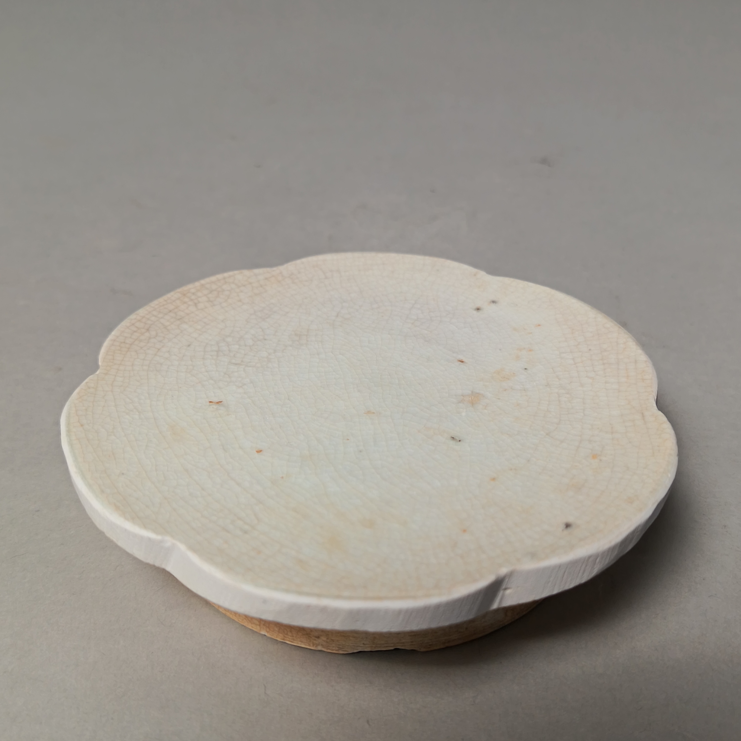 【010022738】明代 白釉花口杯垫