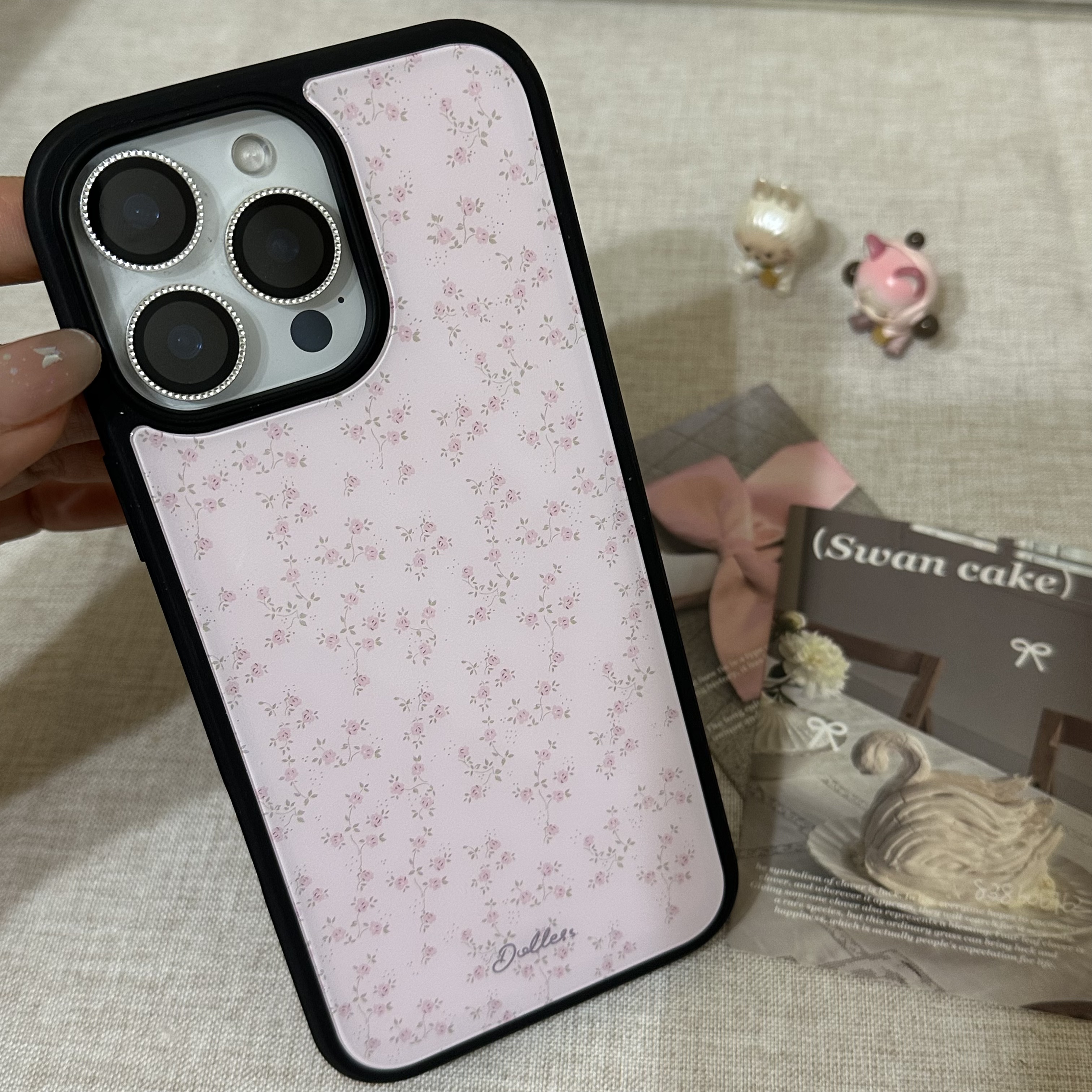 秋冬满屏碎花黑边玻璃适用苹果16pro/iPhone15p/14手机壳13防摔12