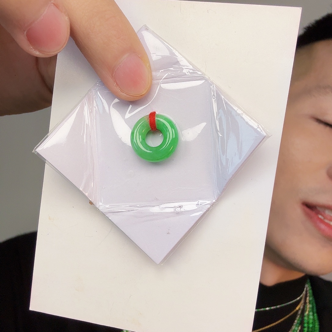 翡翠未镶嵌颈饰一件