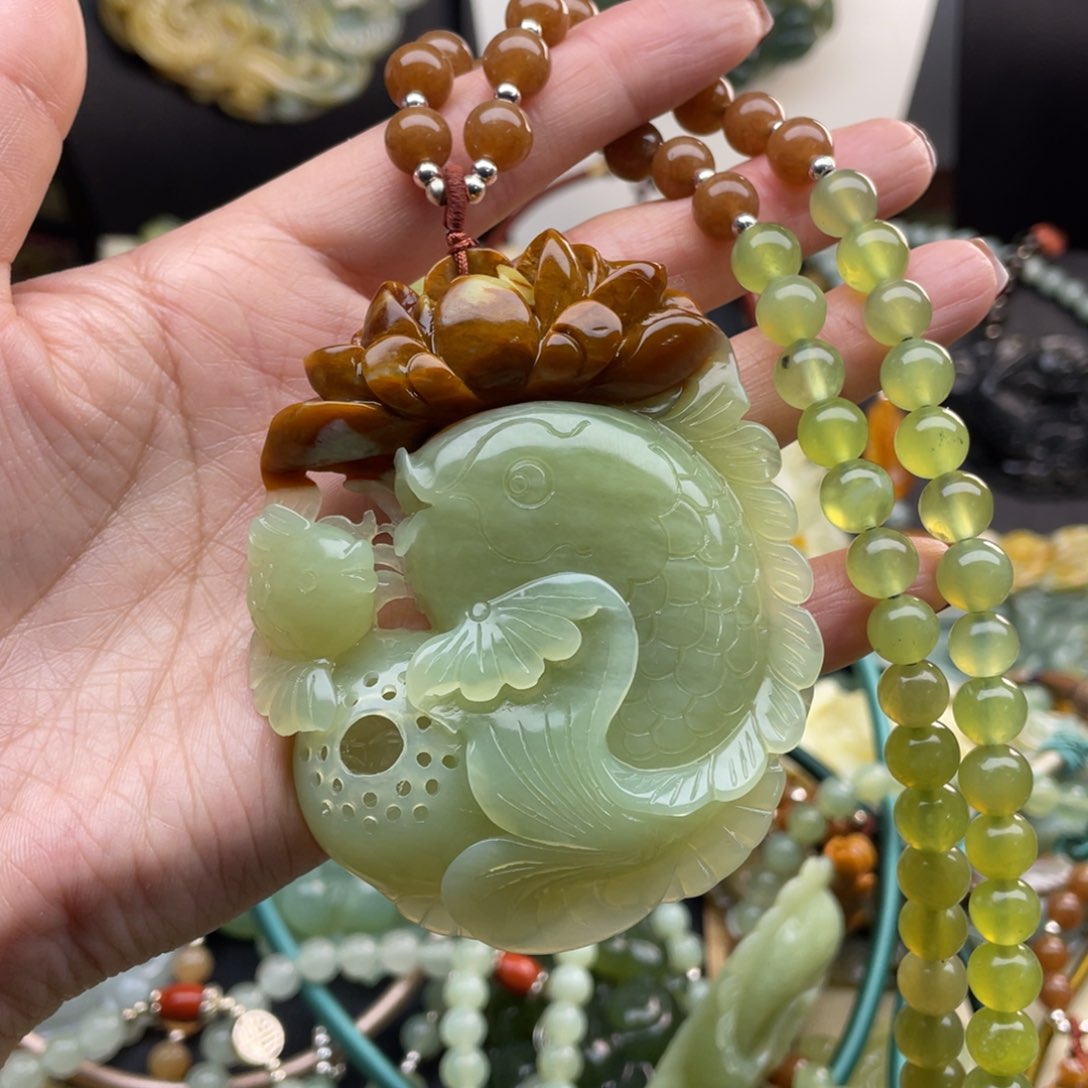 蛇纹石玉颈饰未镶嵌