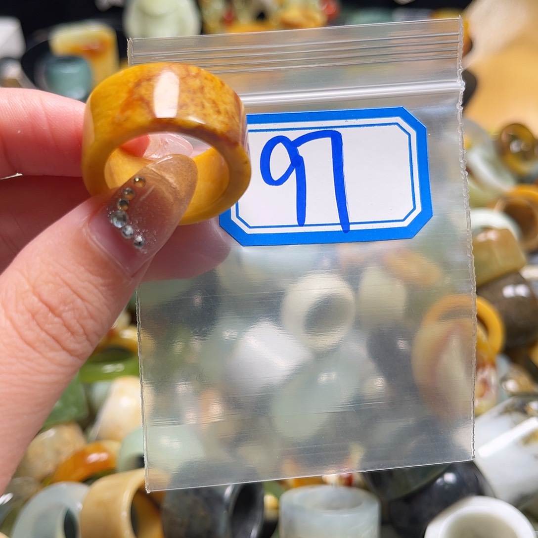 田***酒蛇纹石玉未镶嵌珠宝奇石