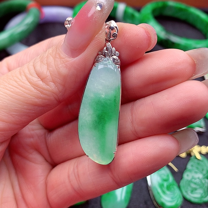 翡翠颈饰18K金镶嵌翡翠