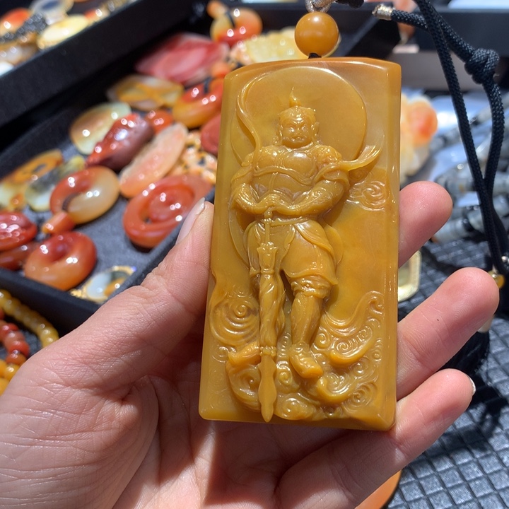 石英质玉（黄龙玉）未镶嵌颈饰