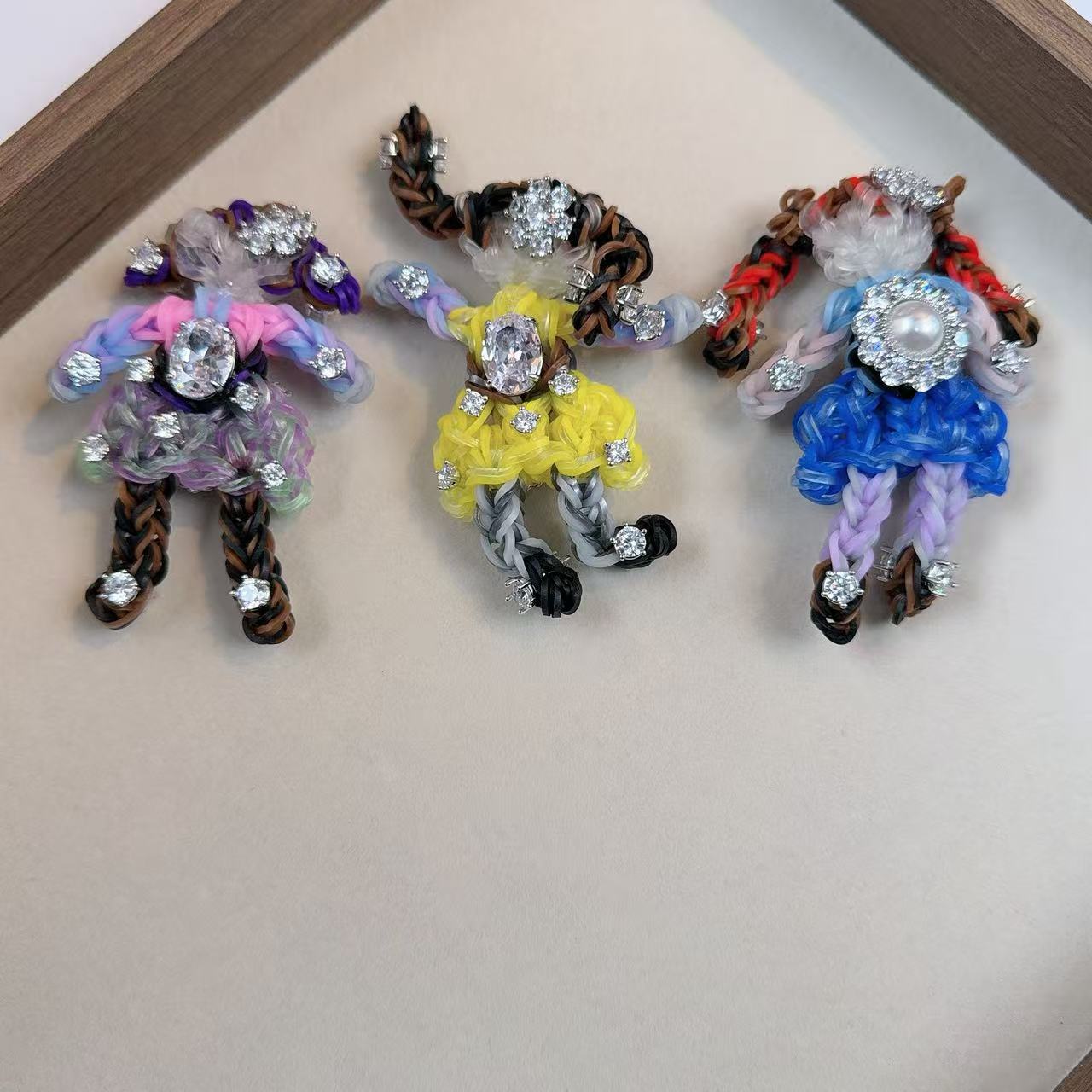 非金属皮质胸针 个性百搭款 皮筋小女孩 胸针 9026