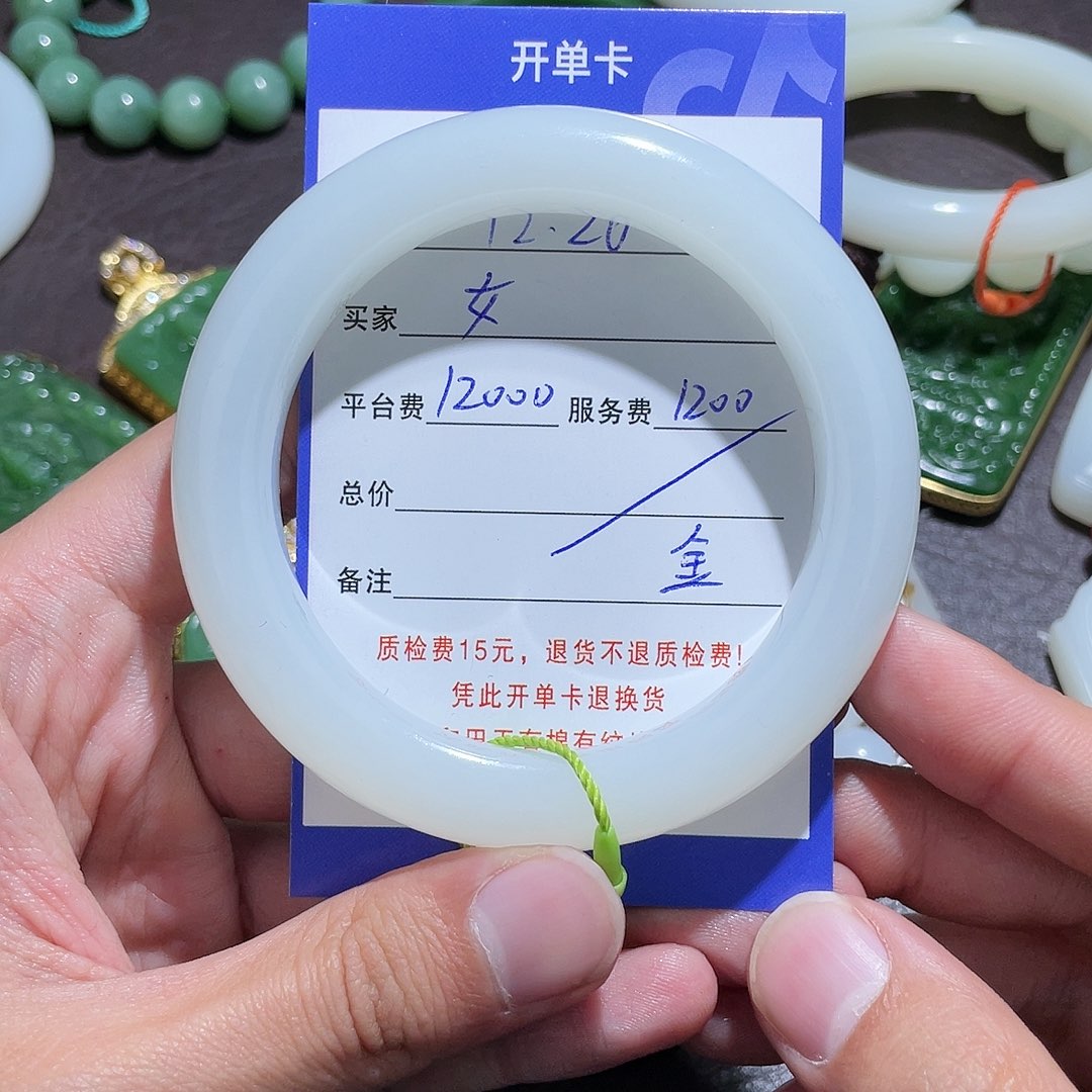 女***。和田玉未镶嵌手镯