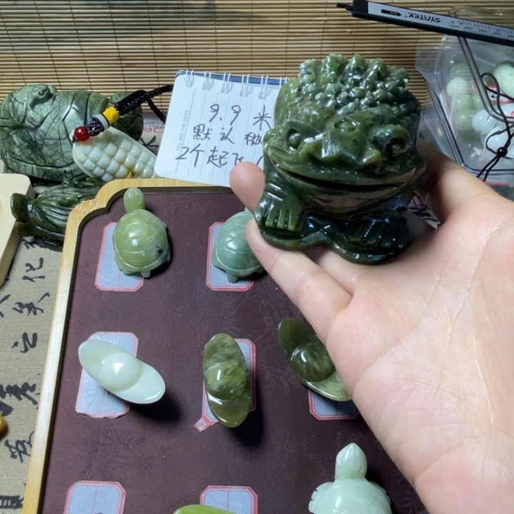 娃***娃蛇纹石玉未镶嵌龙牌