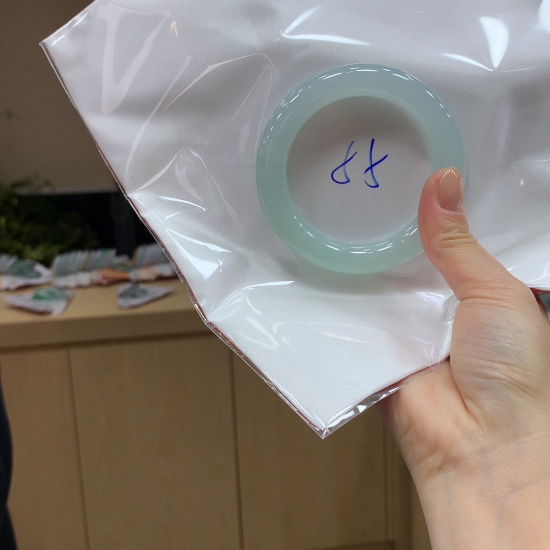 翡翠手镯未镶嵌不退不换