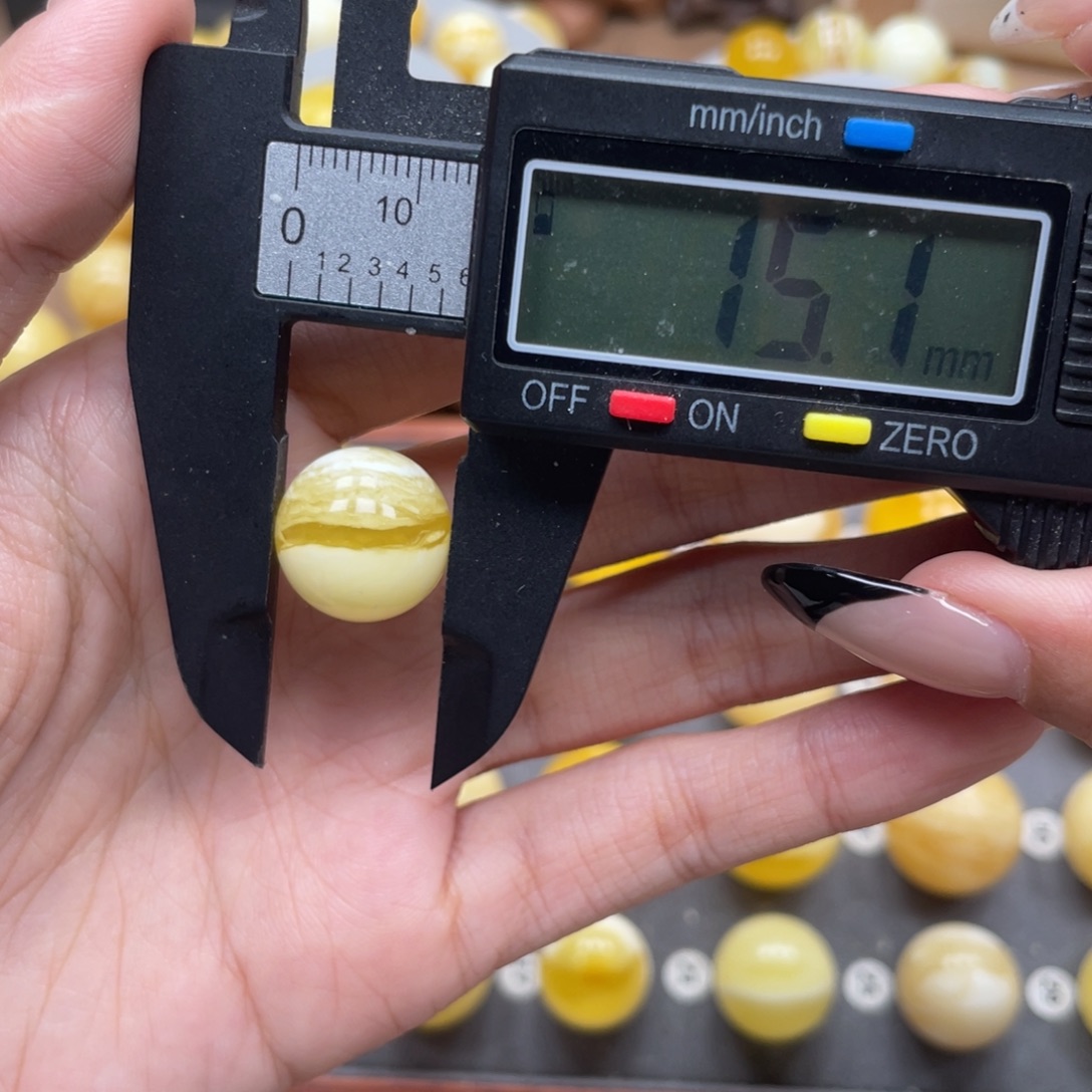 一***杨琥珀未镶嵌珠宝奇石