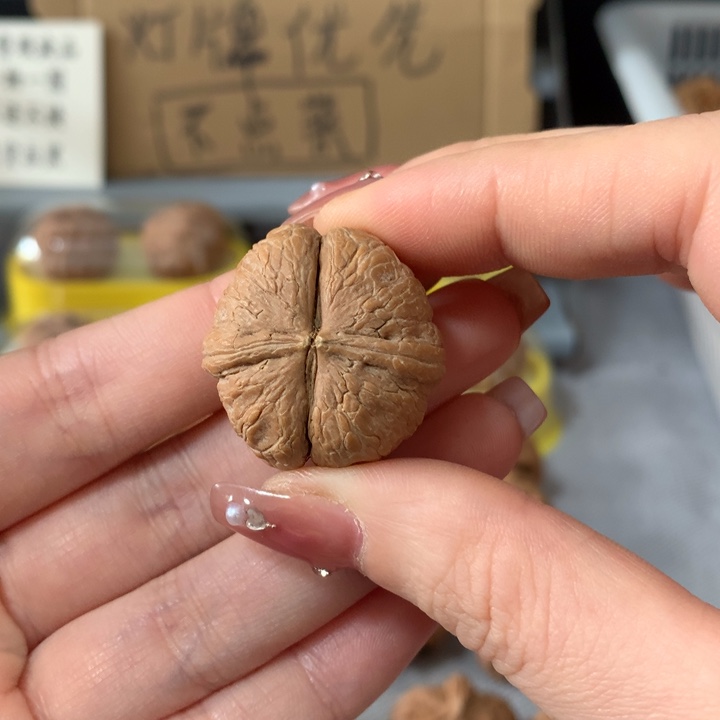 ，***，文玩核桃吊坠异形单只，有瑕疵