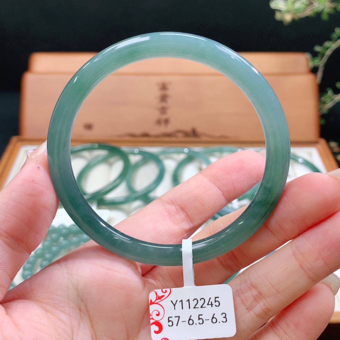 翡翠手镯未镶嵌天然