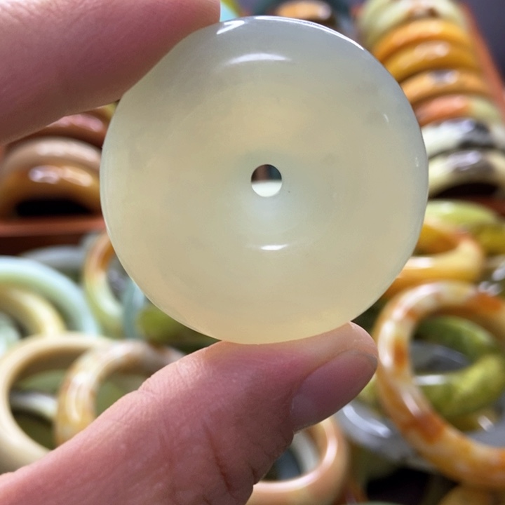 蛇纹石玉手镯未镶嵌