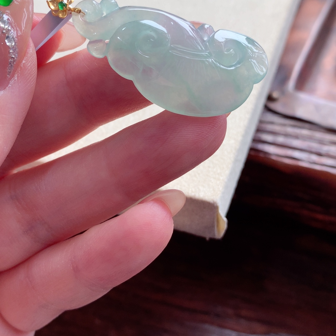 翡翠18K金镶嵌颈饰吊坠