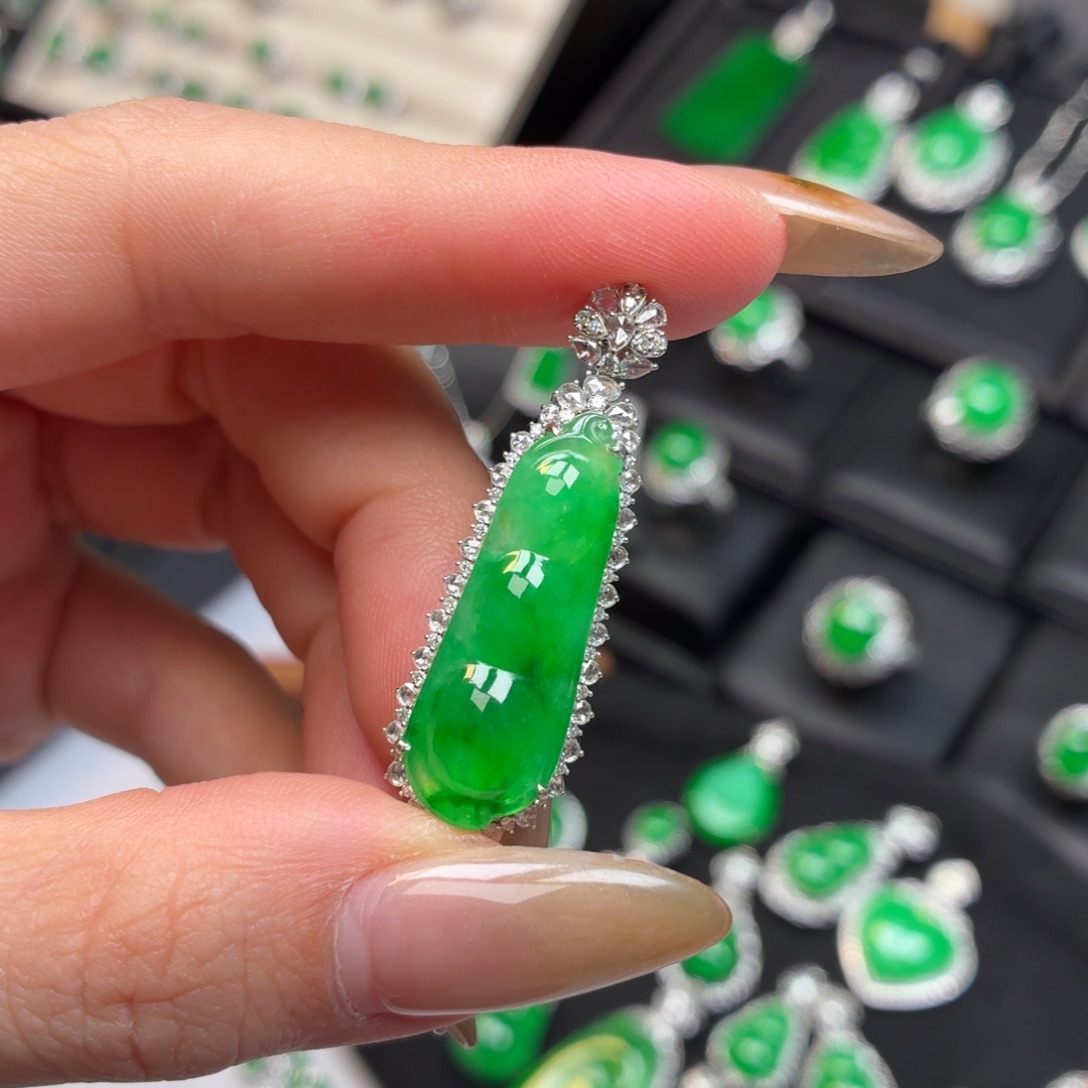 翡翠18K金镶嵌颈饰005福豆