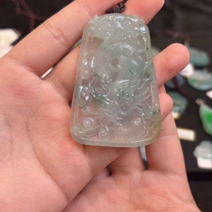 翡翠未镶嵌颈饰龙牌