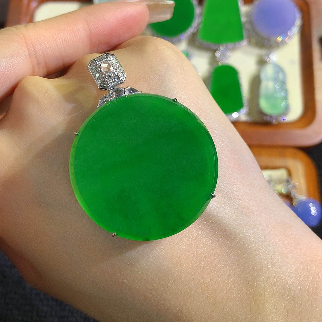 颈饰18K金镶嵌翡翠