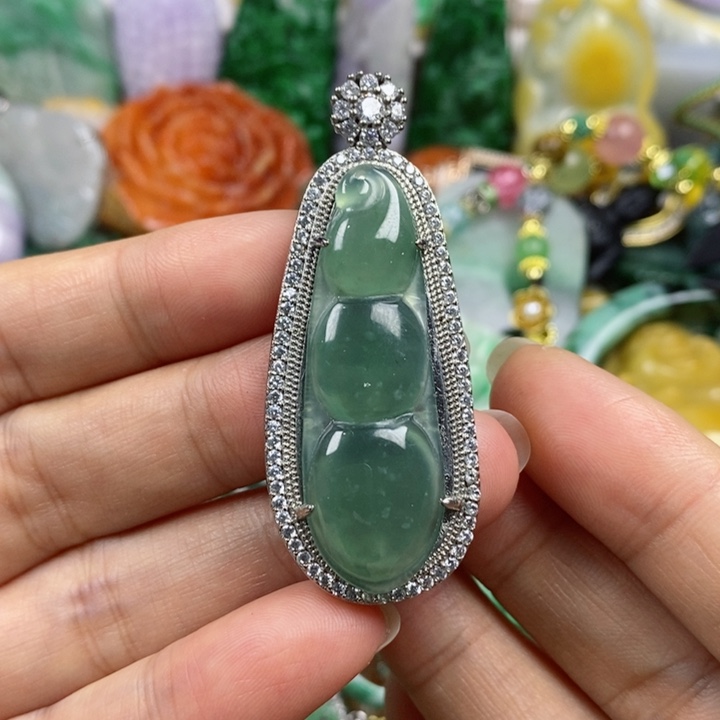 翡翠吊坠(赠链)未镶嵌