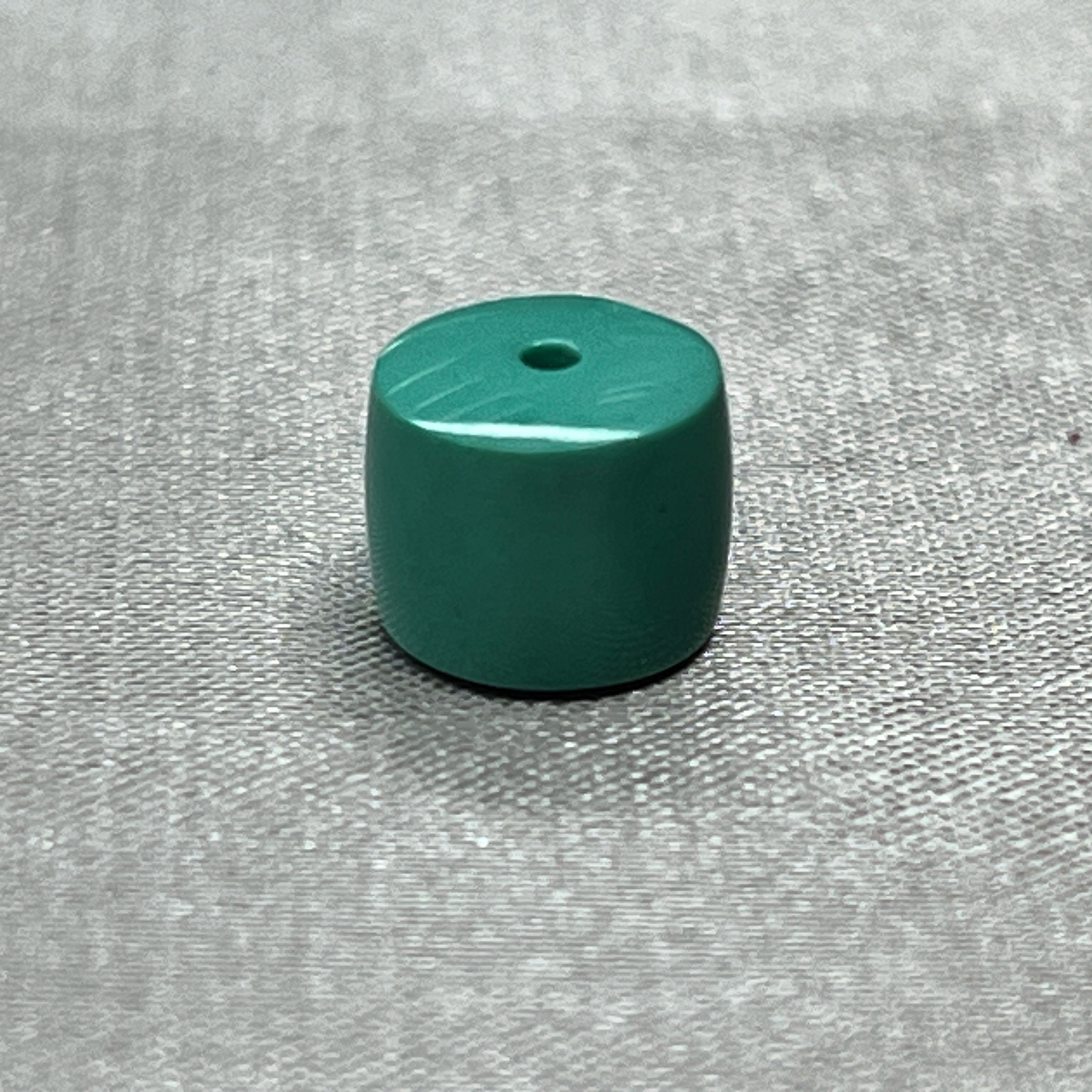 高品质全玉化绿料直切珠，尺寸7.6x6.3mm