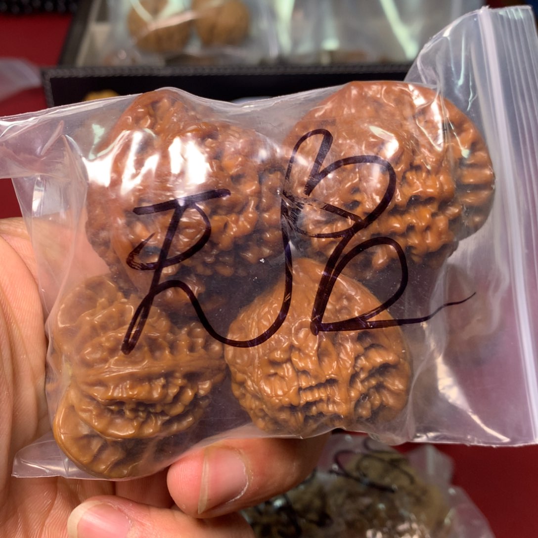 核桃把件官帽一对宫灯一对