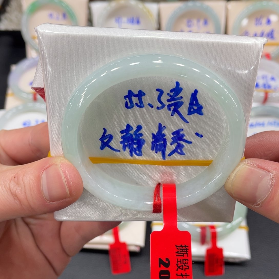 翡翠手镯未镶嵌翡翠