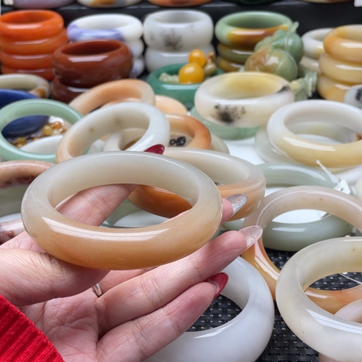 石英质玉手镯未镶嵌浮**梦