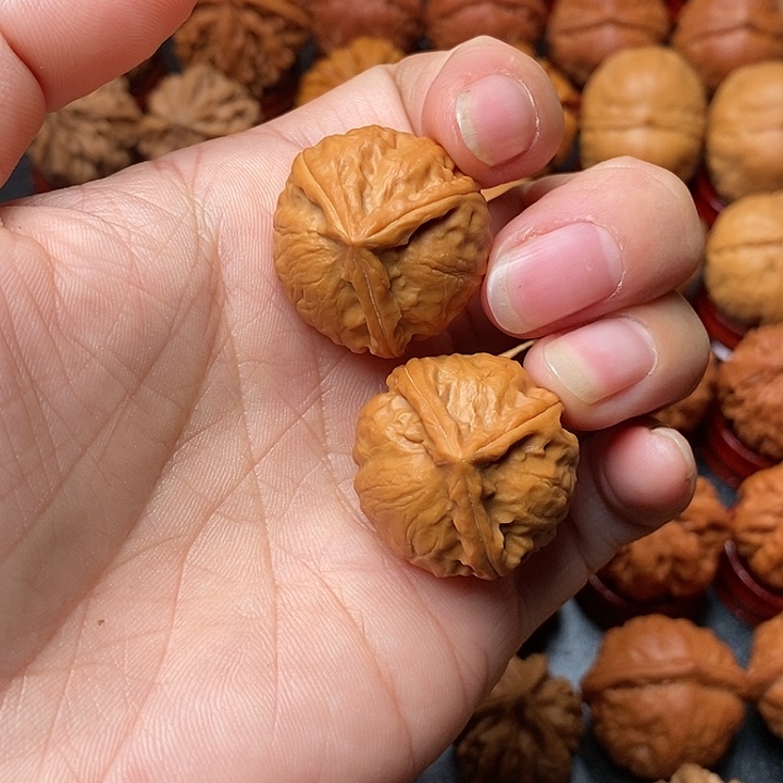 文玩核桃吊坠三棱