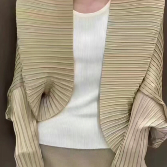未使用 MaxMara 新款浅驼色不规则贝壳衫