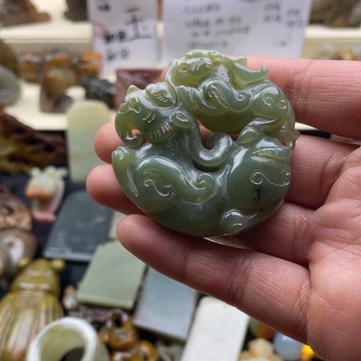 蛇纹石玉颈饰未镶嵌