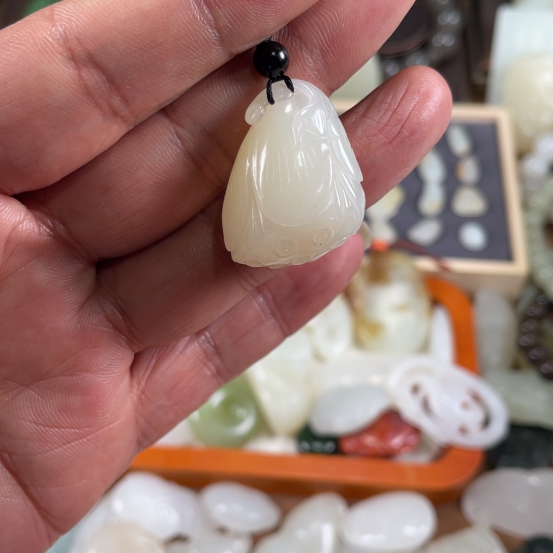 静***水和田玉未镶嵌颈饰