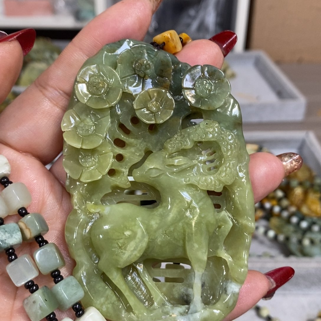 蛇纹石玉颈饰未镶嵌