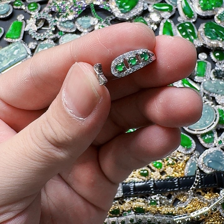 翡翠颈饰未镶嵌天然A货翡翠放漏